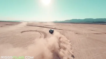 Se sube al coche de un desconocido en mitad del desierto y decide darle las gracias