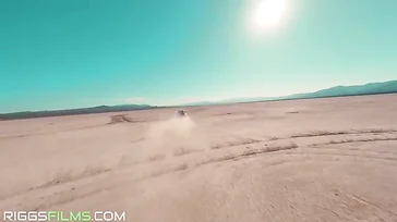 Se sube al coche de un desconocido en mitad del desierto y decide darle las gracias