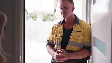 Rubia infiel seduce y se abre de piernas para el electricista del seguro