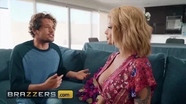 Acaba de discutir con su novia y su guapa madrastra trata de animarle