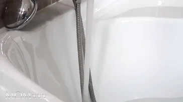 Mamá se empeña en ayudarme con la ducha ... con los años que tengo ya !!