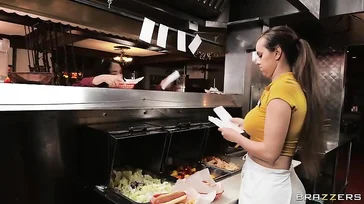 Menudo culo tiene la cocinera del restaurante ... y parece muy viciosa