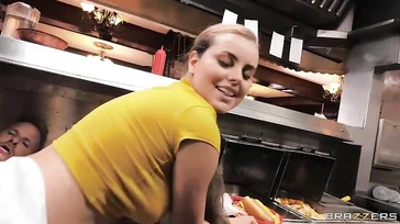 Menudo culo tiene la cocinera del restaurante ... y parece muy viciosa