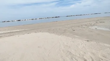 Pareja amateur disfruta de un dia de playa nudista ... con mamada