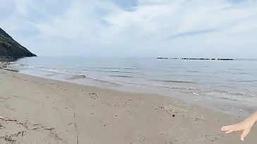 Pareja amateur disfruta de un dia de playa nudista ... con mamada