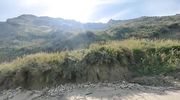 Pareja amateur disfruta de un dia de playa nudista ... con mamada