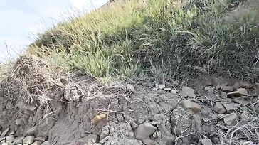 Pareja amateur disfruta de un dia de playa nudista ... con mamada