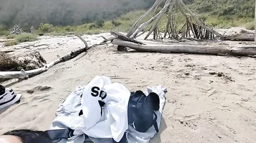 Pareja amateur disfruta de un dia de playa nudista ... con mamada