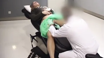 El cornudo del novio en la sala de espera y ella follando con el ginecólogo