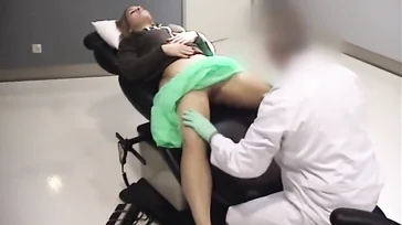 El cornudo del novio en la sala de espera y ella follando con el ginecólogo