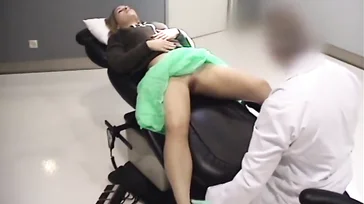 El cornudo del novio en la sala de espera y ella follando con el ginecólogo