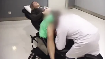 El cornudo del novio en la sala de espera y ella follando con el ginecólogo