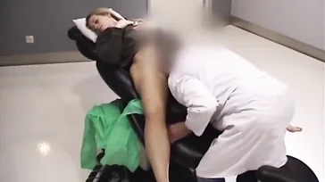 El cornudo del novio en la sala de espera y ella follando con el ginecólogo