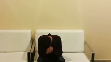 El cornudo del novio en la sala de espera y ella follando con el ginecólogo