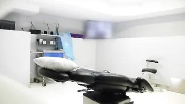 El cornudo del novio en la sala de espera y ella follando con el ginecólogo