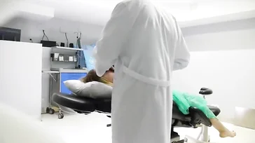 El cornudo del novio en la sala de espera y ella follando con el ginecólogo