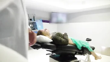 El cornudo del novio en la sala de espera y ella follando con el ginecólogo