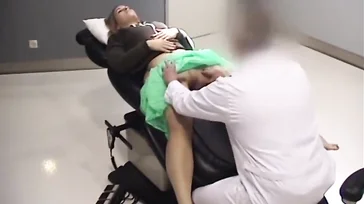 El cornudo del novio en la sala de espera y ella follando con el ginecólogo