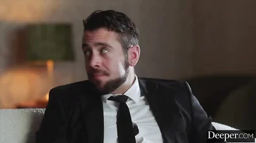 Usando a la guapa secretaria como su juguete sexual: menuda zorra