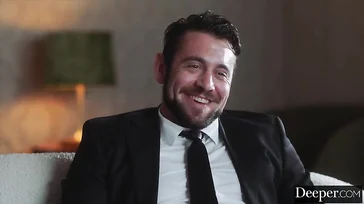 Usando a la guapa secretaria como su juguete sexual: menuda zorra