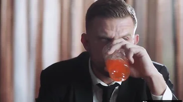 Usando a la guapa secretaria como su juguete sexual: menuda zorra