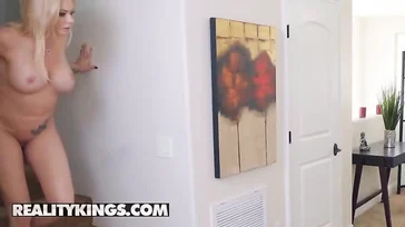 Su madrastra se mete bajo las sábanas y le despierta con un mamadón