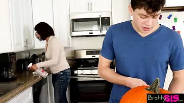 Casi nos pilla su madre follando: qué morbosa es mi novia ... !!