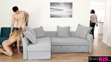 Casi nos pilla su madre follando: qué morbosa es mi novia ... !!