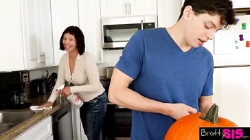 Casi nos pilla su madre follando: qué morbosa es mi novia ... !!