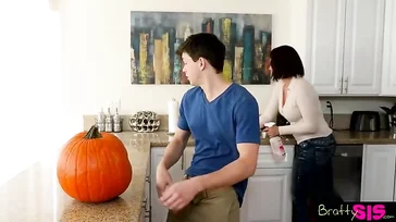 Casi nos pilla su madre follando: qué morbosa es mi novia ... !!