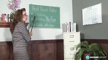 La directora de la universidad se monta un trio increible en el despacho