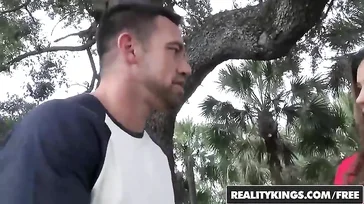 Se liga a una milf sexy y caliente por la calle que no parece tener problemas en follar