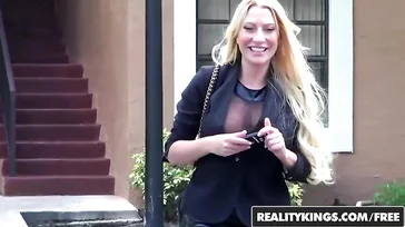 Asi mira una mujer casada infiel cuando está a punto de follar con su amante