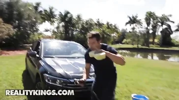 La vecina se pone a limpiar el coche en el jardin: menudo culazo que tiene