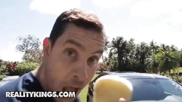 La vecina se pone a limpiar el coche en el jardin: menudo culazo que tiene