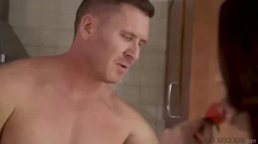 Se levanta por la mañana y su compañera de piso en bragas en la cocina