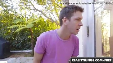 La caliente vecina casada se abre de piernas delante suyo: menudo coño