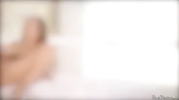 El masajista le echa aceite por el cuerpo y se atreve a quitarle las bragas ... !!