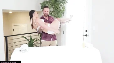 Espiando a la chica que viene al masaje cómo se ducha: menudo culazo