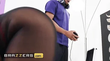 El culazo de esta sexy mulata necesita una buena polla para funcionar