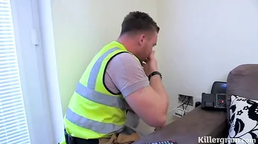 El electricista está a punto de llegar y ella se lo quiere follar