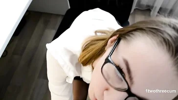 Secretaria de gafas hace una pausa en el trabajo para mamar polla