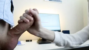 Secretaria de gafas hace una pausa en el trabajo para mamar polla