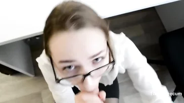 Secretaria de gafas hace una pausa en el trabajo para mamar polla