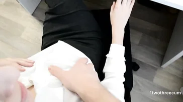 Secretaria de gafas hace una pausa en el trabajo para mamar polla