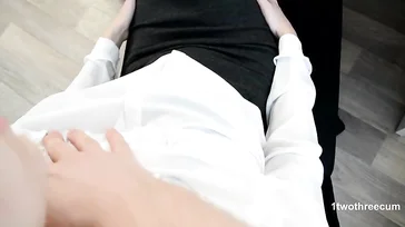 Secretaria de gafas hace una pausa en el trabajo para mamar polla