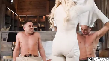 Se va de fin de semana con dos jovencitos de buena polla para follar sin parar