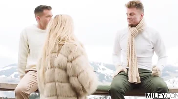 Se va de fin de semana con dos jovencitos de buena polla para follar sin parar