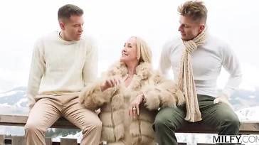 Se va de fin de semana con dos jovencitos de buena polla para follar sin parar