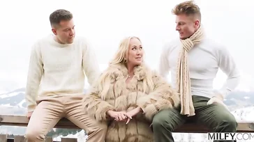 Se va de fin de semana con dos jovencitos de buena polla para follar sin parar